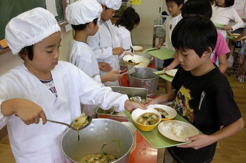 trẻ em nhật bản tự chuẩn bị đồ ăn cho các bạn cùng lớp trẻ em nhật bản tự chuẩn bị đồ ăn cho các bạn cùng lớp